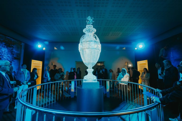Exposition Cristal vivant, œuvre en cristal illuminée.