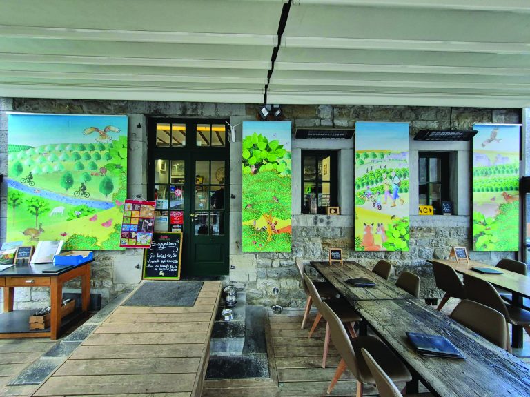 Habillage du mur de la taverne du Domaine de Palogne.