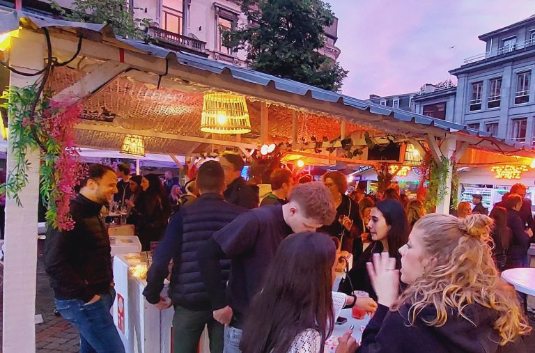 L'ambiance en fin de journée au cœur du village Gaulois à Liège.