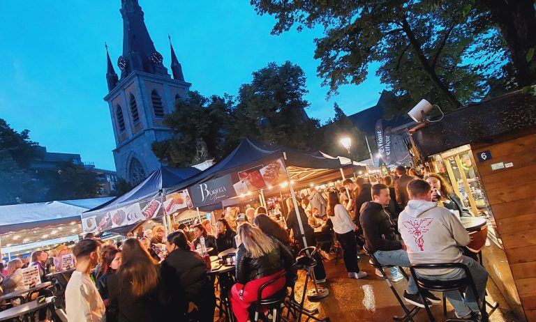 L'ambiance en soirée au cœur du village Gaulois à Liège.