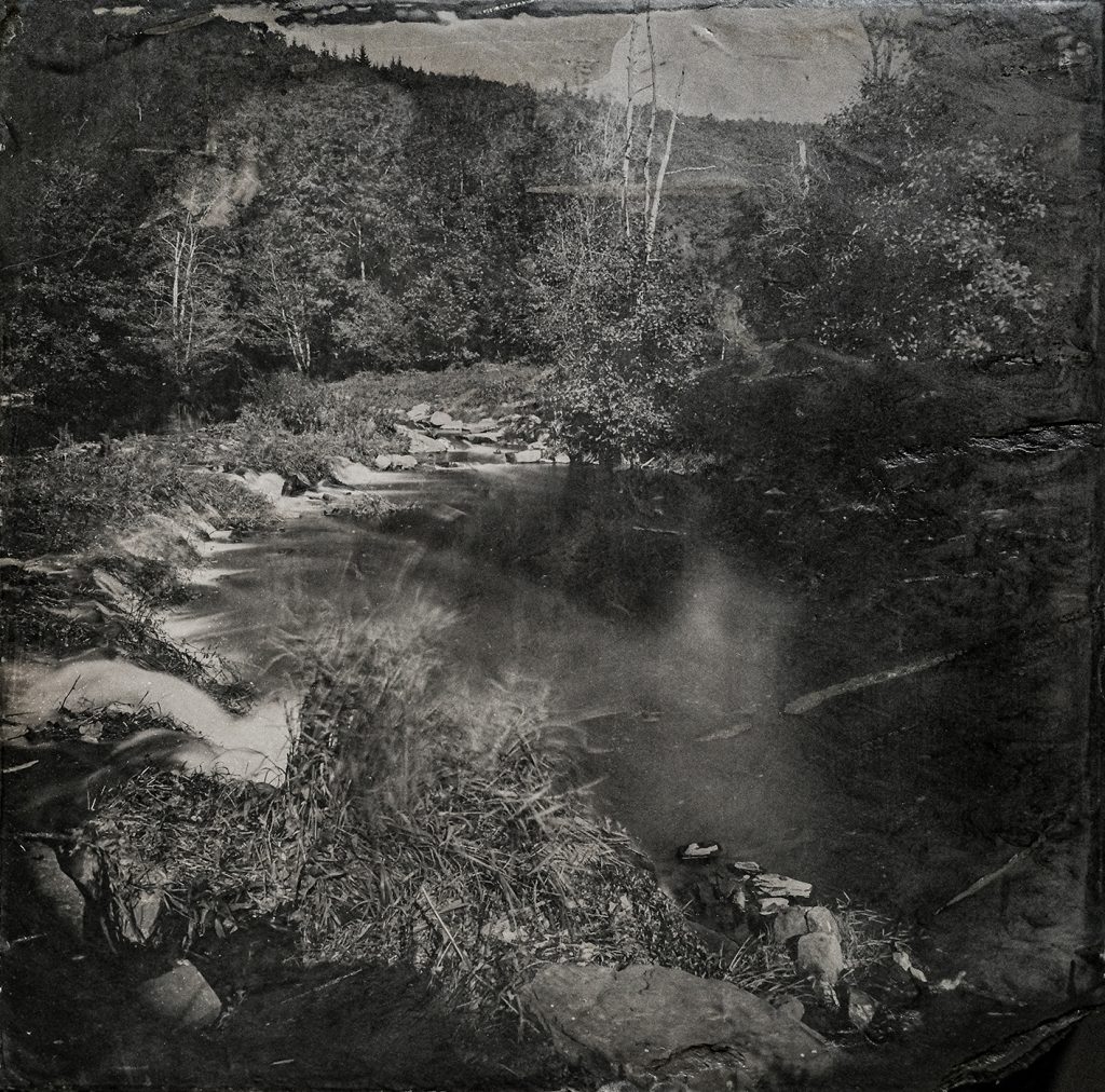 Photo en noir et blanc d'une rivière.