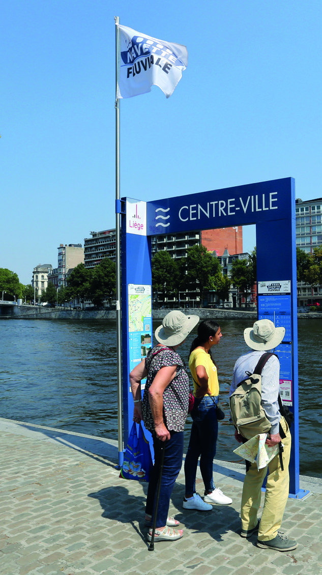 Navette fluviale - Touristes attendant le bâteau à l'arrêt © Ville de Liège.