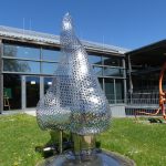 Park Sënnesräich - sculpture de nez en métal avec banc