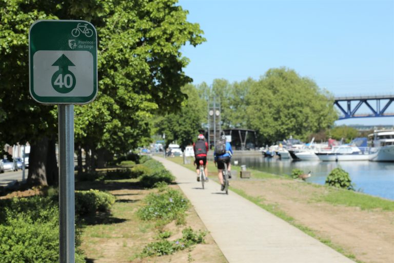 Cyclistes sur le Ravel à Visé, près de la capitainerie.