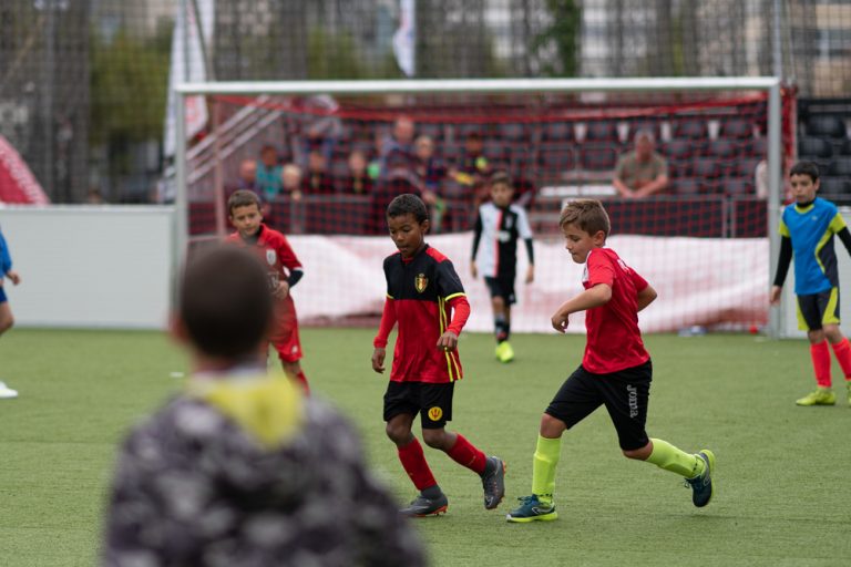 Au nom du ballon, match de foot.