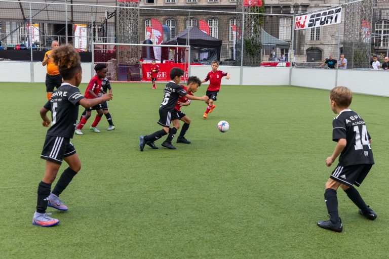 Au nom du ballon, match de foot.
