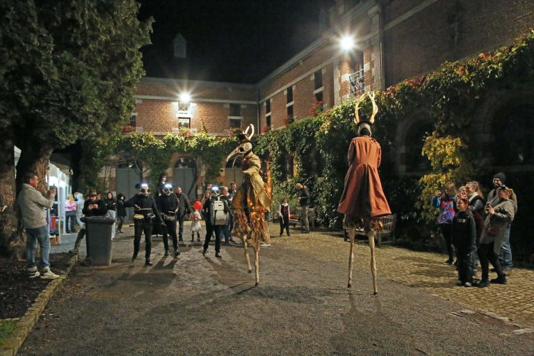 Défilé de créatures lors de la Nuit des sorcières à Jehay.