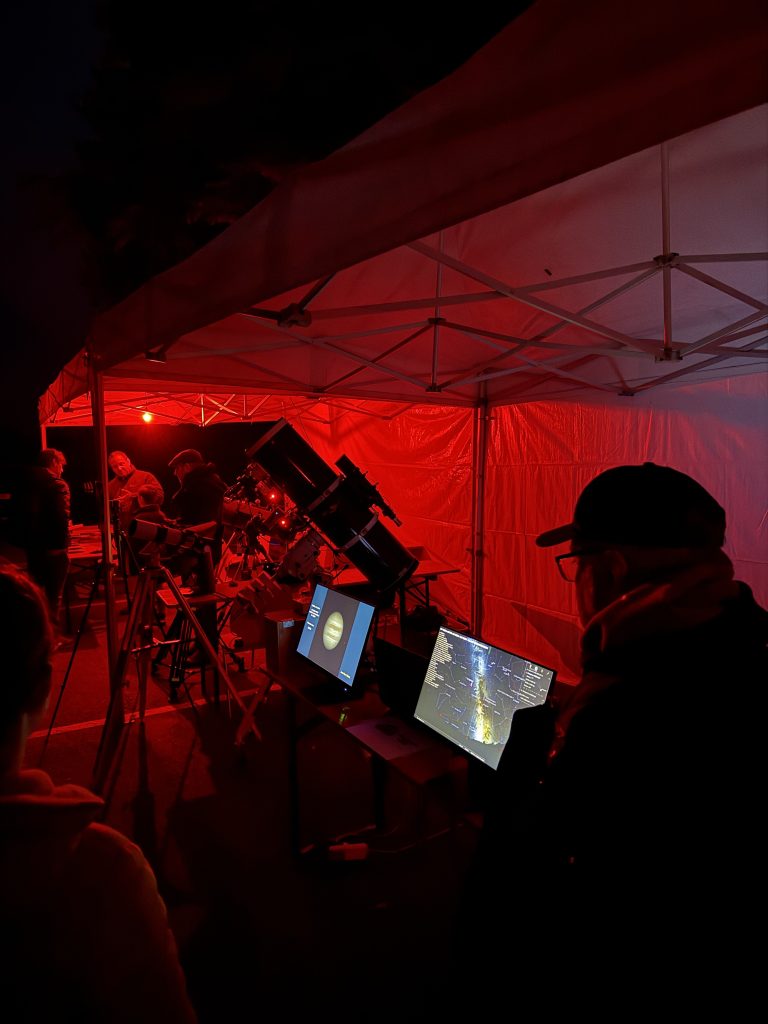 Séance d'observation astronomique lors de la Nuit de l'obscurité à Waimes.