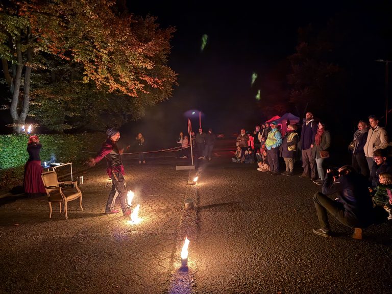 Spectacle de feu lors de la Nuit de l'obscurité à Waimes.